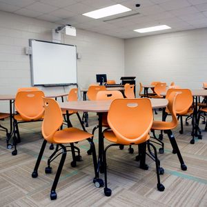 silla contemporánea / apilable / con ruedas / de polipropileno