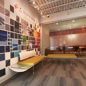banqueta contemporánea / de tejido / de madera / para el sector servicios