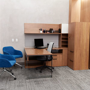 conjunto de escritorio y armarios para el sector profesional