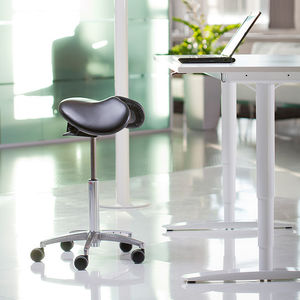 taburete de oficina con base metálica