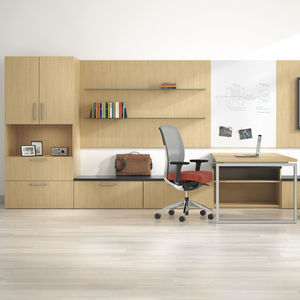 conjunto de escritorio y armarios para el sector profesional