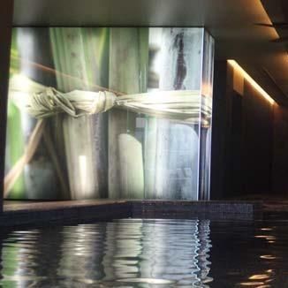 Panel de vidrio con retroiluminación - HOTEL SACCHARUM - BISELARTE - laminado / decorado / con impresión digital