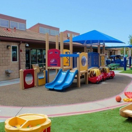 Estación de juego para parque infantil - POURED-IN-PLACE - progressive design playgrounds - para edificio público / para guardería / para colectividades