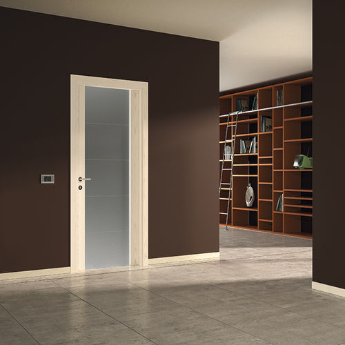 Puerta de interior - PLENIA - Flessya - de madera maciza / abatible