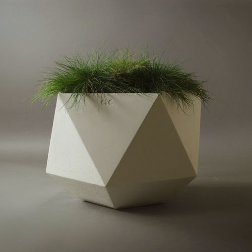 Jardinera de hormigón reforzado con fibra - FEMKANT WHITE CONCRETE - Adam Christopher Design - contemporánea / para espacio público / de interior