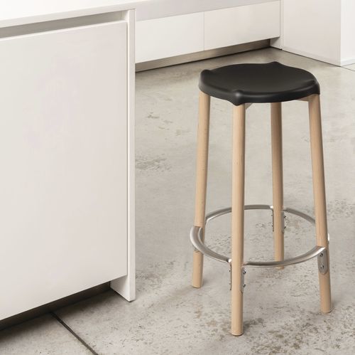 Taburete contemporáneo - Poêle Collection - ALESSI S.P.A. - de haya / de acero / con base de haya