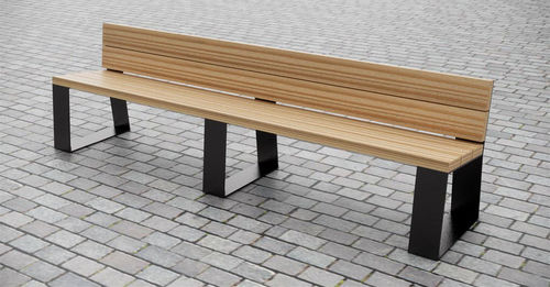 Banco público contemporáneo - THE 140 FOLD BACK - CHRIS NANGLE - de madera de frondosa / con respaldo