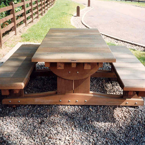 Conjunto de mesa y banco contemporáneo AYRSHIRE Woodscape. de