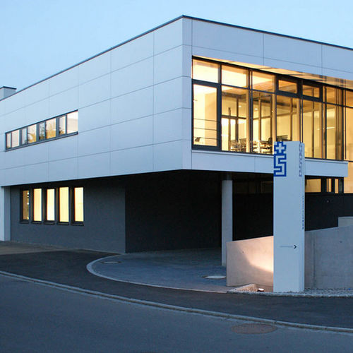 Revestimiento de fachada tipo cassette - FIRMENSITZ DER FIRMA SCHREIBER - ALUCOBOND - de aluminio / de composite / de ajuste