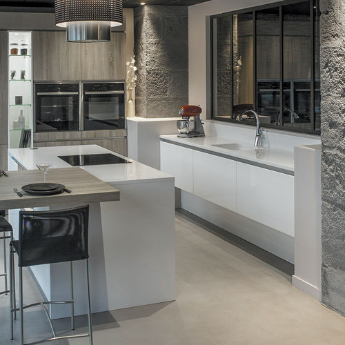 Cocina contemporánea - DJIN : BLANC & CHÊNE BARDOLINO GRIS - PYRAM INDUSTRIES - de madera lacada / de melamina / con isla