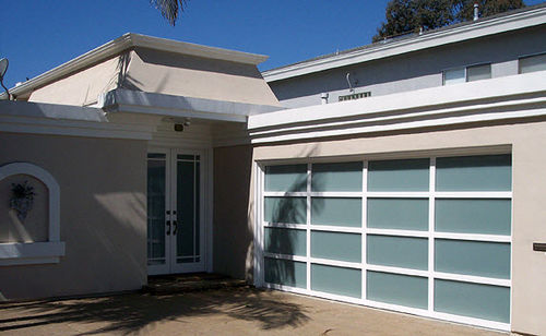 Puerta de garaje seccional - 8800 - WAYNE DALTON - de aluminio / automática