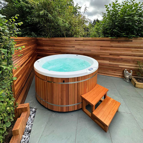 Spa empotrable Sport Hybrid Urban Cedar Hot Tubs and Saunas sobre