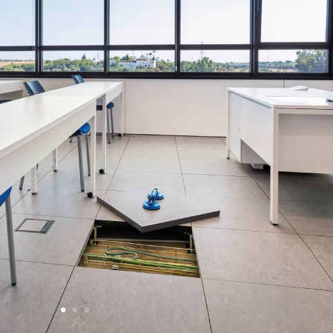 Revestimiento de suelo de linóleo - 686 - ACCESS FLOOR POLYGROUP - de interior / para oficina / industrial