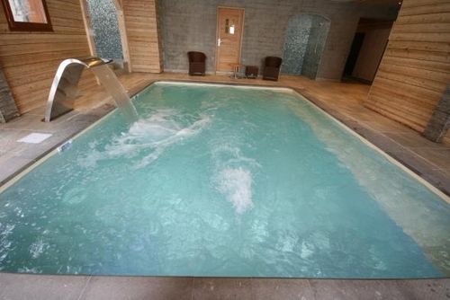 Piscina de interior - HÔTEL LES 7 LAUX - PISCINES CARRE BLEU - enterrada / de hormigón