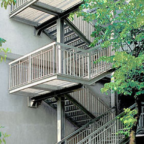 Tarima de acero inoxidable - STAIRTREADS - GRIDIRON S.P.A. - Unipersonale - de chapa / para peldaños de escalera / para barandilla
