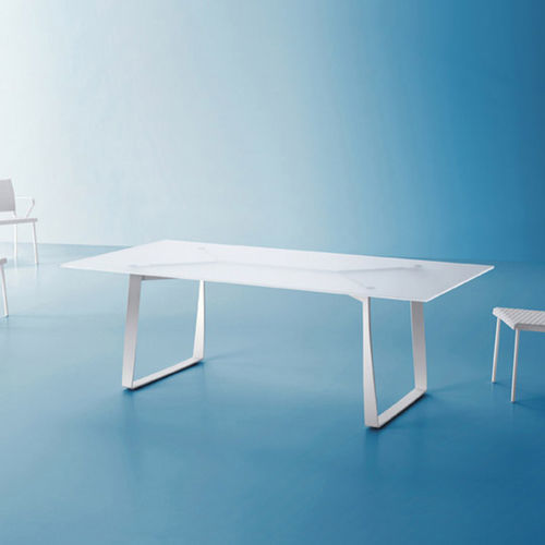 Mesa contemporánea - HAMPTONS GRAPHICS - Roberti Rattan - de metal / de HPL / con base metálica