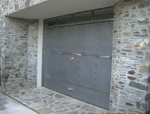 Puerta de garaje basculante - Angel Mir – Portes Bisbal - de chapa de