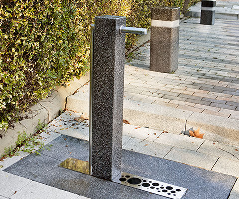 Fuente pública - angle font - Breinco - de suelo / de hormigón / contemporánea