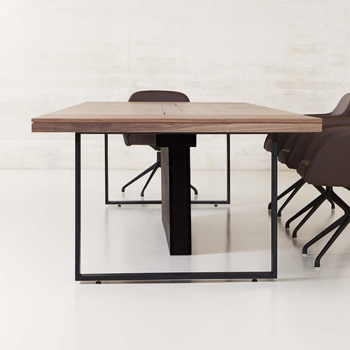 Mesa de conferencia contemporánea - BAT - AKABA - de madera / con base de acero / rectangular