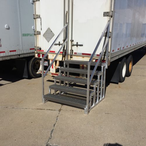 Escalera recta - TRAILER - Upside Innovations - estructura de metal