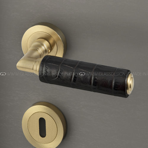 Tirador de puerta - Kikka - GLASS DESIGN Srl - de latón / de cuero / contemporáneo