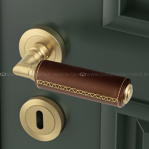 Tirador de puerta - Kikka Cuoio - GLASS DESIGN Srl - de latón / de cuero / contemporáneo