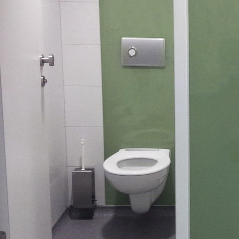 Inodoro suspendido - SCHOOL / OFFICE  - HERING Sanikonzept GmbH - de cerámica / para baño público / para escuela