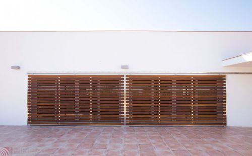 Puerta de exterior - PIRBA - de madera / de acero inoxidable / corredera