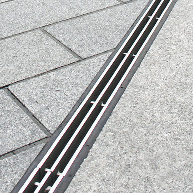 Canal de drenaje con rejillas - Brickslot ST - ACO Building Drainage - con abertura lateral / de acero inoxidable / rejilla de acero galvanizado