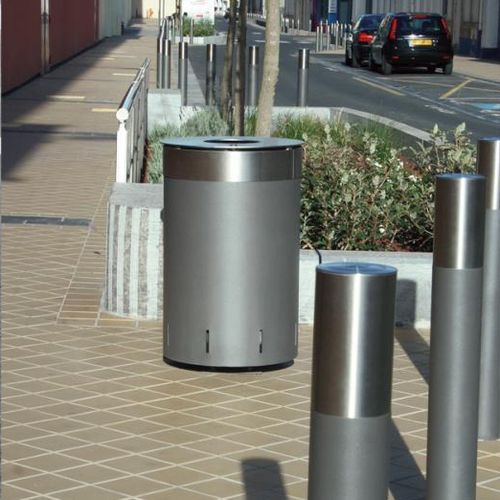 Cubo de basura público - ALLIAGE - univers & cité | mobilier urbain - de acero inoxidable / de chapa de acero / con cenicero integrado
