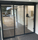 puerta de entrada / de aluminio / corredera / contemporánea