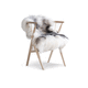 silla de diseño escandinavo / de interior / de piel de carnero / con base de madera