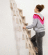 escalera recta / con peldaños de madera / con estructura de madera / para uso residencial