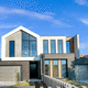 ventana-balcón de vidrio / de aluminio / corredero / contemporáneo