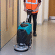 fregadora con operador a pie / alimentada por batería / compacta