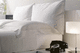cama de matrimonio / contemporánea / con mesita de noche integrada / de madera