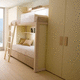 habitación para niños marrón / de madera