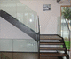 escalera en L / con peldaños de madera / con estructura de metal / contemporánea
