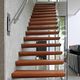 escalera recta / con peldaños de madera / contemporánea / autoportante