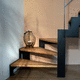escalera recta / en L / con peldaños de madera / con estructura de acero lacado