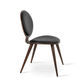 silla contemporánea / de interior / de cuero / con base de madera
