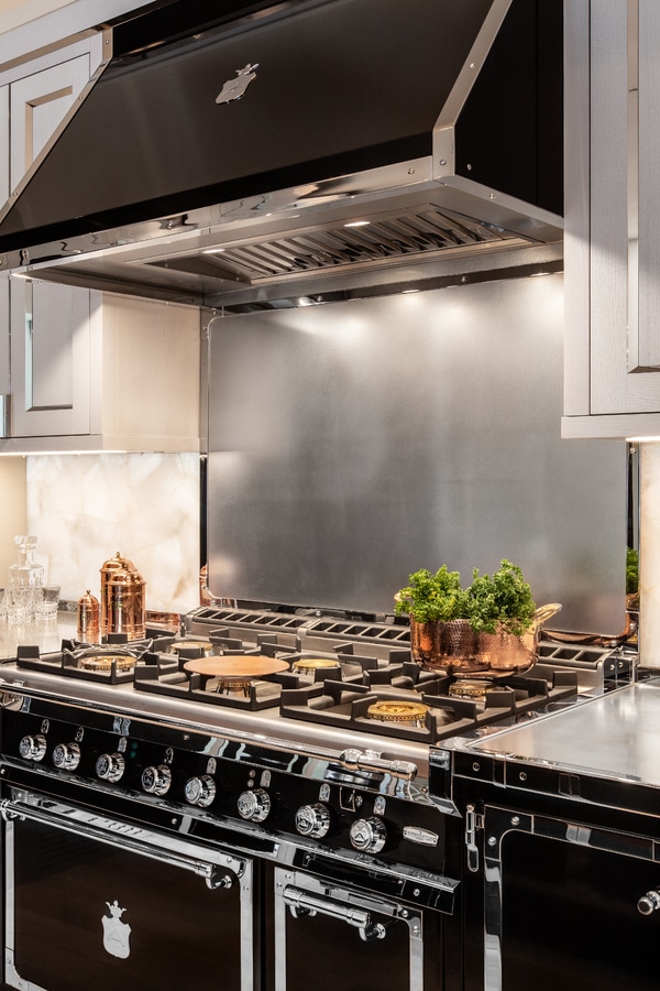 NEGRO AZABACHE BRILLANTE Y CROMO PULIDO CON ARMARIOS DE ROBLE CLARO