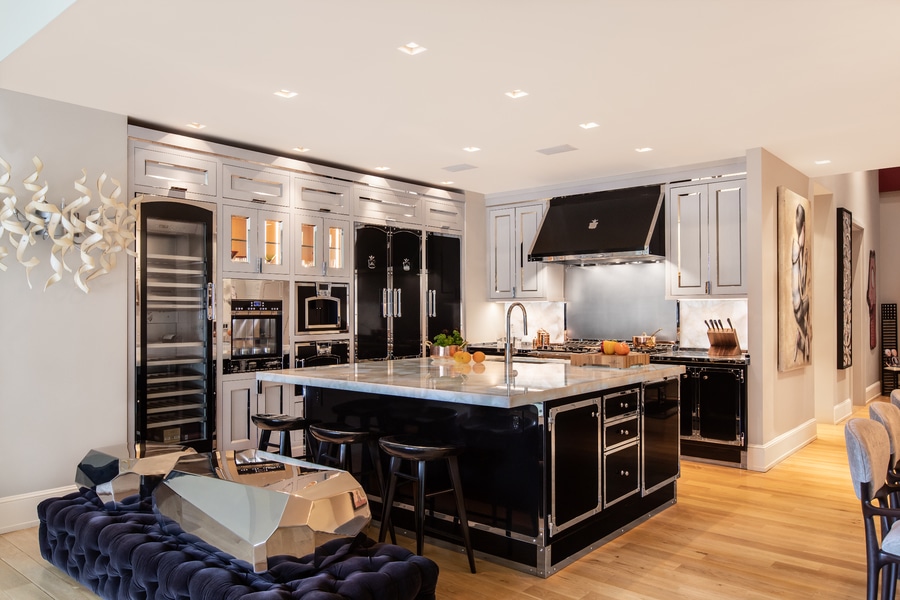 NEGRO AZABACHE BRILLANTE Y CROMO PULIDO CON ARMARIOS DE ROBLE CLARO