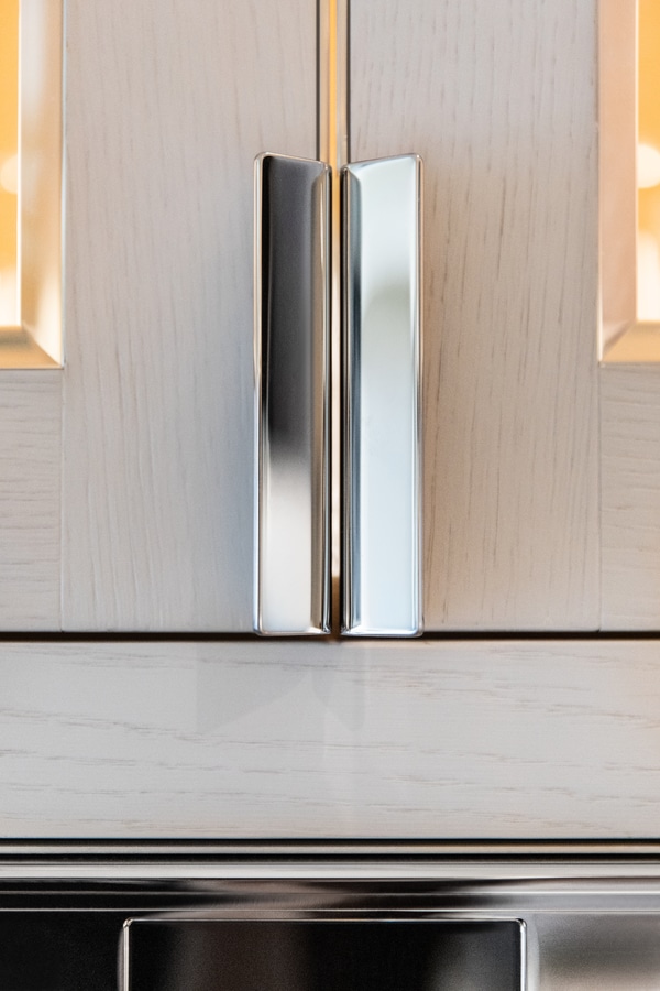 NEGRO AZABACHE BRILLANTE Y CROMO PULIDO CON ARMARIOS DE ROBLE CLARO