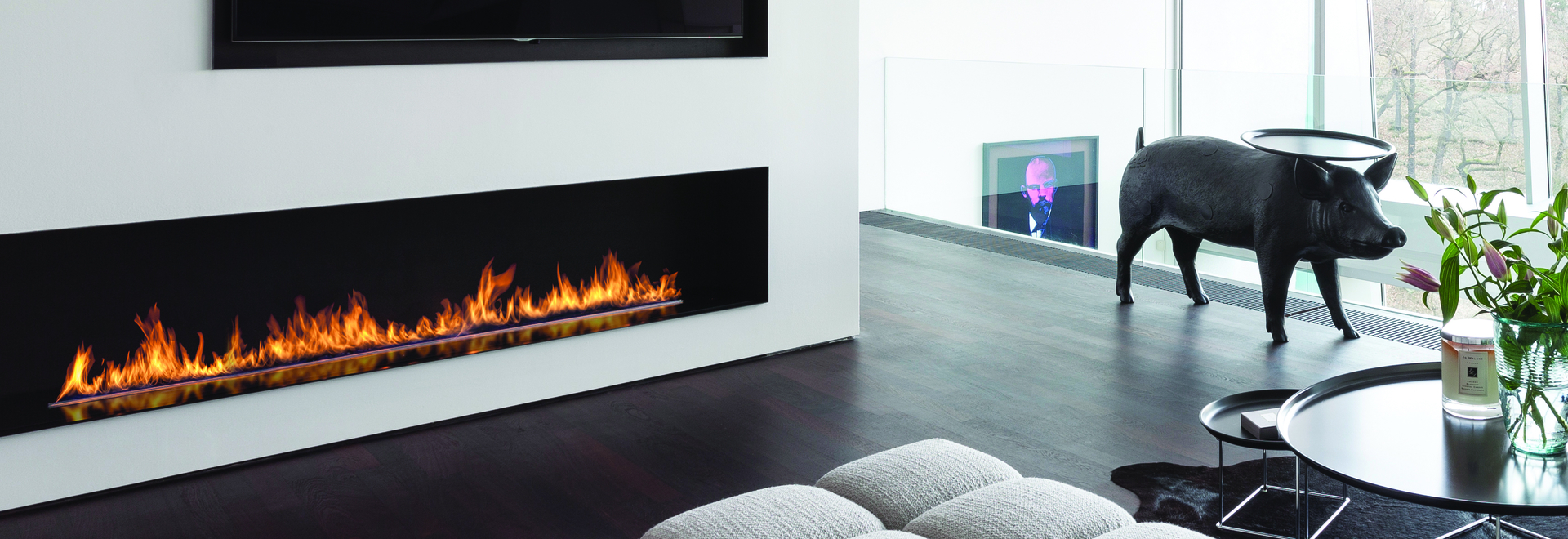 UNA CHIMENEA MODERNA EN EL SALÓN