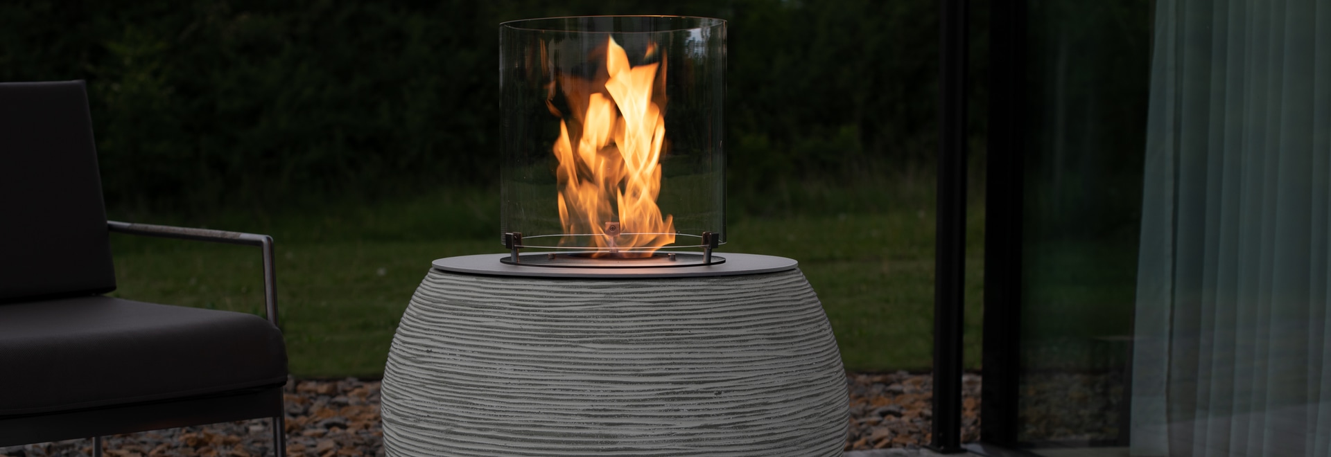 Muenkel Design MEDA Ethanol Kamin - Riffelung Schwarz Mit Glaszylinder