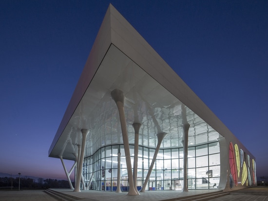 ANILLO DEL HIELO DE KAYSERI DE LOS ARQUITECTOS DE BAHADIR KUL