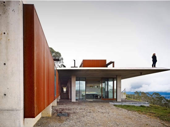 CASA INVISIBLE POR LA ARQUITECTURA DE PETER STUTCHBURY