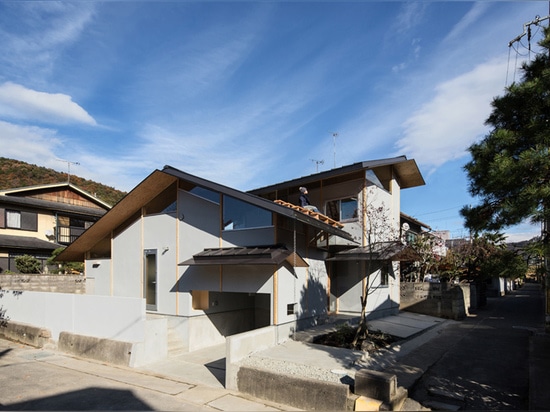 CASA DEBAJO DE LOS ALEROS POR LA OFICINA CONCEPTORA DE Y+M