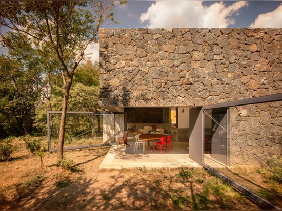 LA CASA MEZTITLA POR EDAA ESTÁ EN ARMONÍA CON LA NATURALEZA